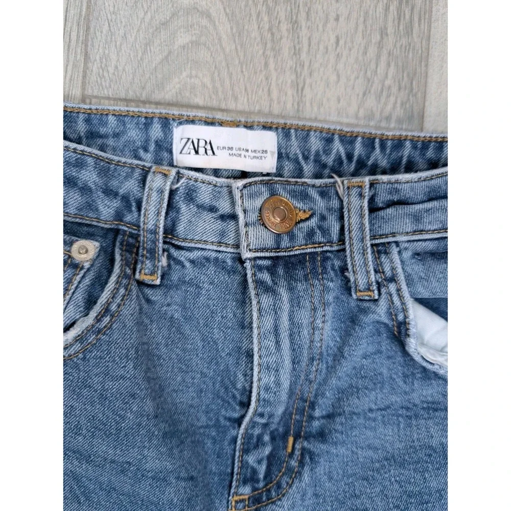 Zara Classic Mom Fit High Waist Jeans Size 4 24x25 Light Wash Fryed Hem 188‎